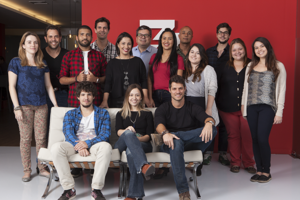 (Esq. para direita) Em pé: Vanessa Garcia; Fernando Silva; Kauê Nóbrega; Henrique Pecego; Alessandra Muccillo; Douglas Patrício; Silvia Santos; Evandro Araújo; Iris Freitas; Leonardo Milani; Juliana Vicolle; Bruna Barros. Sentados: João Vieira; Rafaella Pantullo; Leandro Dolfini.  