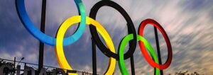 RIO DE JANEIRO, BRAZIL - JULY 19: (EDITOR'S NOTE: Photo taken with a long exposure) View of the Olympic rings placed at Madureira Park, on July 19, 2016 in Rio de Janeiro, Brazil. The Rio Olympic Games run from August 5-21. (Photo by Buda Mendes/Getty Images)