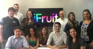 Gian Barbera (à esquerda, sentado) e equipe de profissionais da iFruit (foto: divulgação)