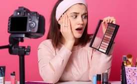 A pesquisa também revela que tutoriais de maquiagem e reviews de produtos são os conteúdos de beleza mais vistos no YouTube (Crédito: SementsovaLesia/iStock)