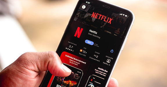 Netflix pode cancelar contas de pessoas que emprestam seu login