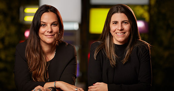 Claudia Schneider e Renata Reigota lideram a área de operações da FCB (Crédito: Divulgação)