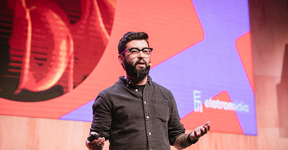 Diretor da ELetromidia fala sobre como conectar as marcas com o cotidiano das cidades (Crédito: Guga Scatena)