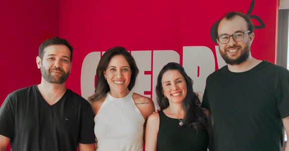 Da esquerda para direita: Willy Dantas, Dora de Oliveira (diretora de martech e data analytics), Elyara Buest e Vinícius Nunes (diretor de mídias e negócios).