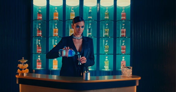 Bruna Marquezine dá vida aos drinks em campanha da Absolut (Crédito: Divulgação)