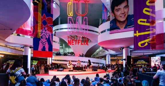 Tudum também trás palestras e encontros com atores das produções da Netflix (Crédito: Divulgação)