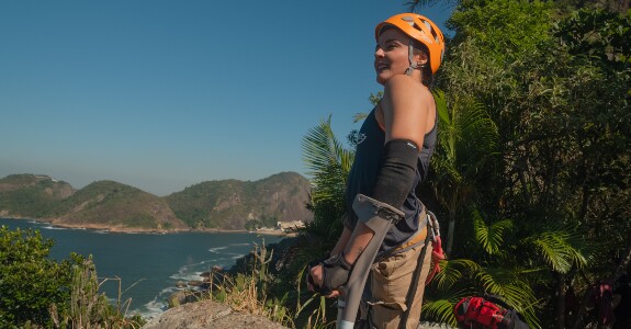 Jessica Paula durante a escalada no Pão de Açúcar (Crédito: Divulgação)