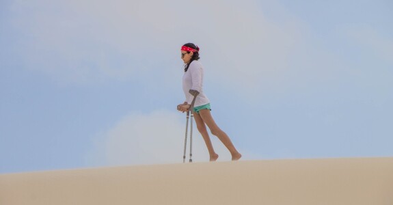 Jessica Paula durante a travessia dos Lençóis Maranhenses (Crédito: Divulgação)