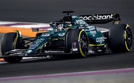 No Qatar, o segundo piloto da Aston Martin, Lance Stroll, nas pistas da Fórmula 1 no Grande Prêmio Internacional (Crédito: ANP via Getty Images)