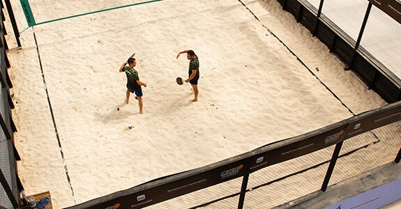 Itaú Personnalité instalou uma quadra de beach tennis no Aeroporto Internacional de Florianópolis