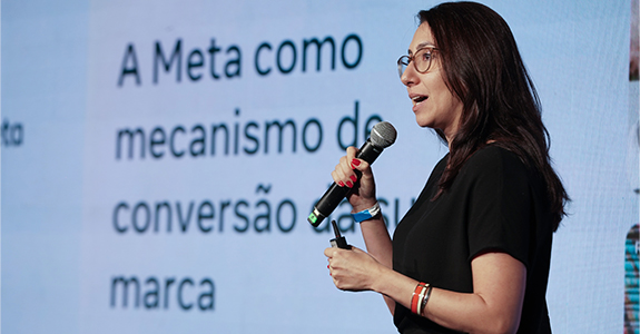 No Marketing Summit, Laura Chiavone, diretora e head de agências da Meta, reforçou a importância de unir objetivos de curto e, principalmente, de longo prazo nos planejamentos de comunicação