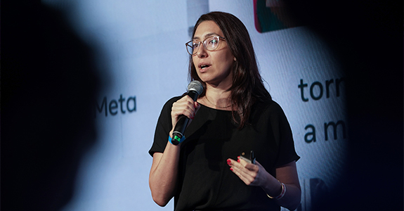 Laura Chiavone, diretora de agências da Meta no Brasil, ressaltou em seu painel o potencial de crescimento do Reels e apresentou resultados positivos do formato de vídeos curtos 