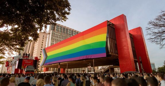 Bandeira LGBT+ no Masp