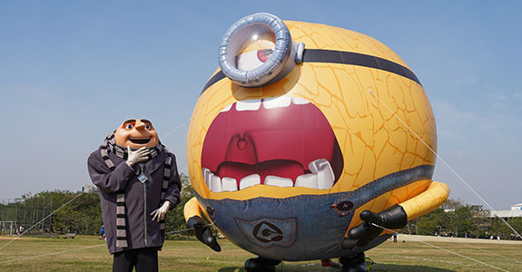 Inflável gigante dos Minions pode ser visto pelos visitantes do Parque durante ação da Universal Pictures (Crédito: Divulgação)