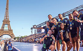 Além do ouro, Beatriz Souza, do judô (na foto, junto com a equipe), ganhou milhões de seguidores (Crédito: Rafael Bello/COB)