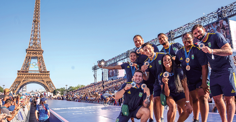 Além do ouro, Beatriz Souza, do judô (na foto, junto com a equipe), ganhou milhões de seguidores (Crédito: Rafael Bello/COB)