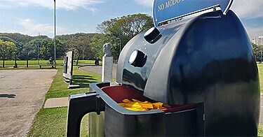 Em experiência sensorial, Britânia leva air fryer gigante ao parque