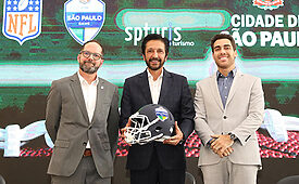 Luis Martinez, diretor comercial e marketing da NFL, Ricardo Nunes, prefeito de São Paulo, e Gustavo Pires, presidente da SPTuris celebram acordo para polo de experiência na capital paulista (Crédito: Divulgação)