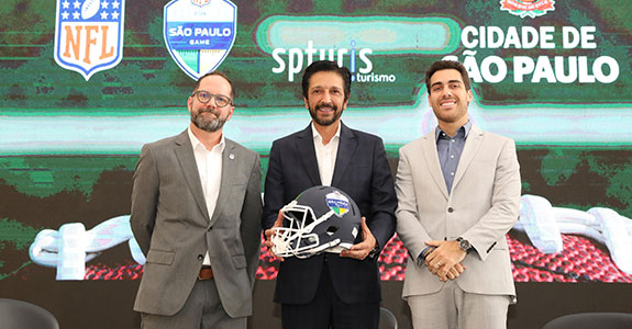 Luis Martinez, diretor comercial e marketing da NFL, Ricardo Nunes, prefeito de São Paulo, e Gustavo Pires, presidente da SPTuris celebram acordo para polo de experiência na capital paulista (Crédito: Divulgação)