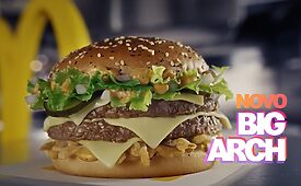 Big Arch, novo produto do McDonald's, visa atrair consumidores de volta às lojas (Crédito: Divulgação)