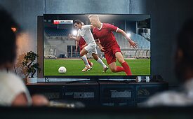 TV aberta ainda é a preferência da maior parte do público para assistir esportes (Crédito: Gorodenkoff / Shutterstock)