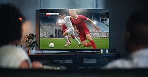 TV aberta ainda é a preferência da maior parte do público para assistir esportes (Crédito: Gorodenkoff / Shutterstock)