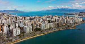 Ranking criado pela ESPM classificou Florianópolis como a mais preparada para crescer a partir de economia criativa (Crédito: bydronevideos / shutterstock)