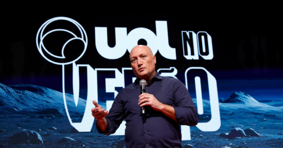 No palco do Maximídia, Paulo Samia, CEO do UOL, conta sobre novo canal, integração com NEOOH e CarnaUOl