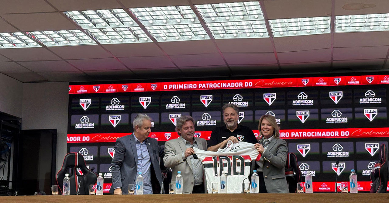 Eduardo Toni, Raul Schuchovsky, Julio Casares e Tatiana Schuchovsky Reichmann celebram acordo entre Ademicon e São Paulo FC (Crédito: Valeria Contado)