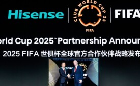 Presidente da Fifa, Gianni Infantino, e pelo presidente do Grupo Hisense, Jia Shaoqian, celebram acordo de patrocínio ao Super Mundial (Crédito: Divulgação)