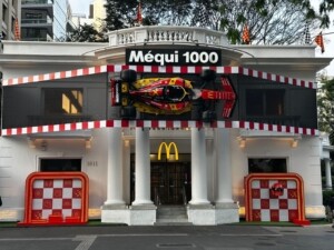 O McDonald's pendurou um carro de Fórmula 1 em frente ao Méqui 1000, na Av. Paulista (Crédito: Divulgação)