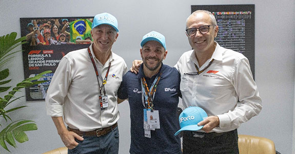 Alan Adler, CEO do GP São Paulo, Luiz Arruda, VP Comercial e Marketing da Porto, e Stefano Domenicali, presidente e CEO da Fórmula 1 viabilizam continuação da parceria (Crédito: Divulgação)