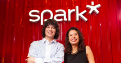 Spark contrata creative lead