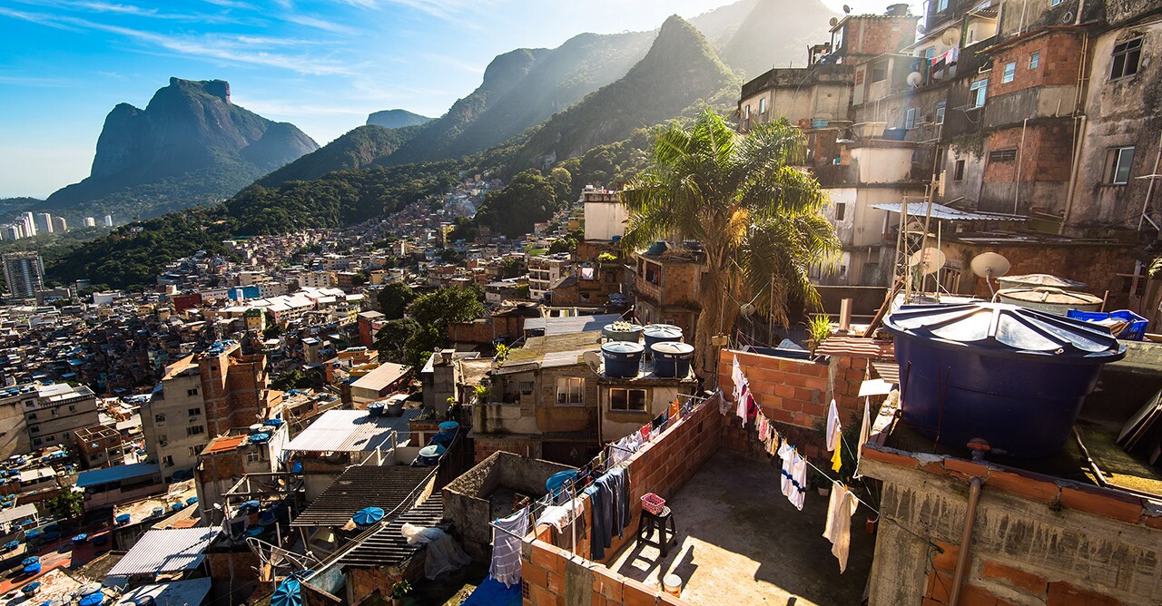 Foto panorâmica de uma favela brasileira