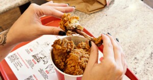 KFC distribui sorvetes em ação com ossinhos premiados (Crédito: Divulgação)