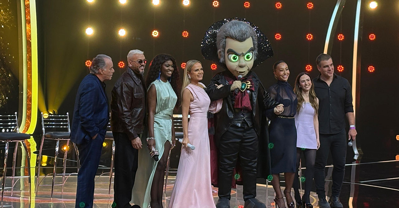 Tony Ramos, Belo, Kanya Sade, Eliana, Sabrina Sato, Tatá Werneck e Marcelo Amiky posam ao lado de Vlad, um dos personagens de The Masked Singer em 2025 (Crédito: Valeria Contado)