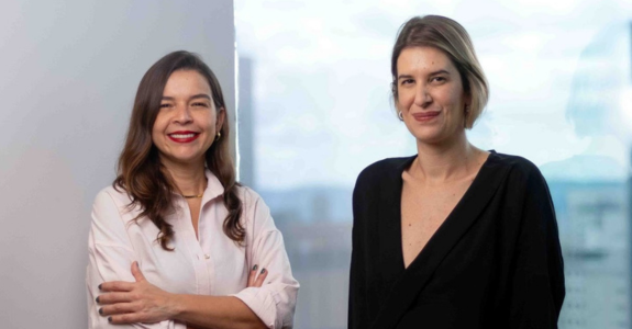 Gleyce Mello é head de trade marketing e Aline Balarini é gerente de comunicação do Grupo Naos 