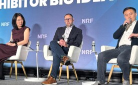 Shirley Gao, da PacSun, Jeff Fish, da Salesforce, e Rick Zhen, do Alibaba Cloud no palco da NRF (Crédito: Valeria Contado)