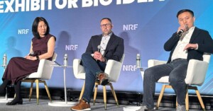 Shirley Gao, da PacSun, Jeff Fish, da Salesforce, e Rick Zhen, do Alibaba Cloud no palco da NRF (Crédito: Valeria Contado)