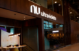 A aposta do Nubank no lounge VIP Ultravioleta em Guarulhos